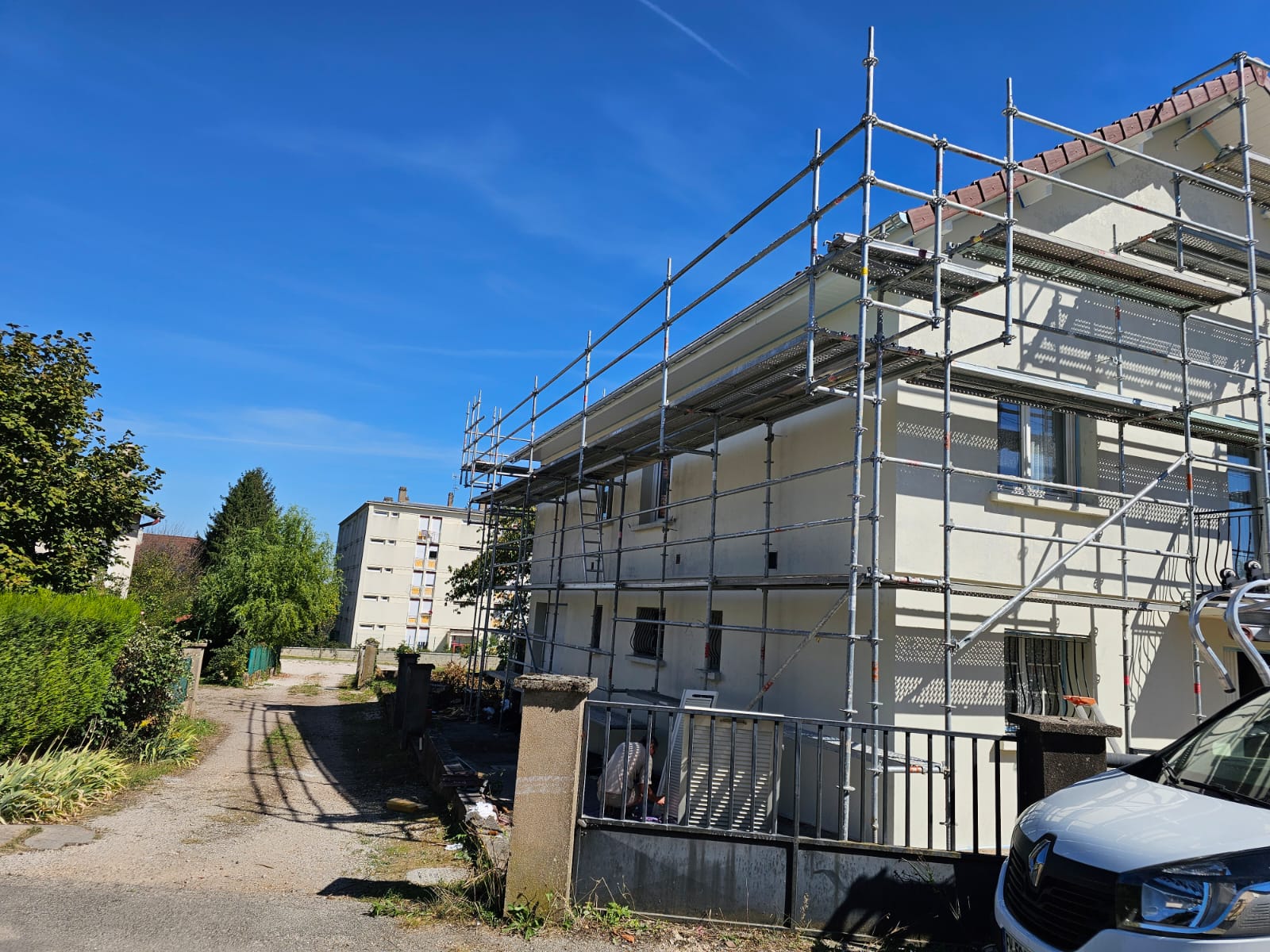 Façade avec échafaudage vue latérale